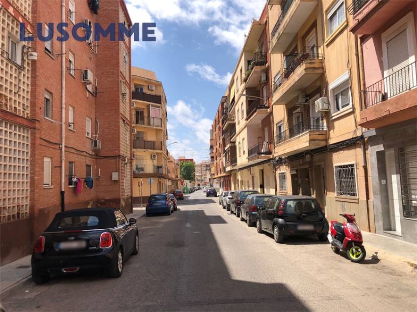 Descripción 409 - Suelo urbano para edificar viviendas.
Ideal para apartamentos de estudiantes. Suelo urbano en venta en Moncada.

Se vende suelo urbano d