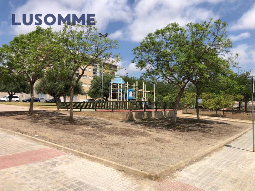 Descripción 409 - Suelo urbano para edificar viviendas.
Ideal para apartamentos de estudiantes. Suelo urbano en venta en Moncada.

Se vende suelo urbano d