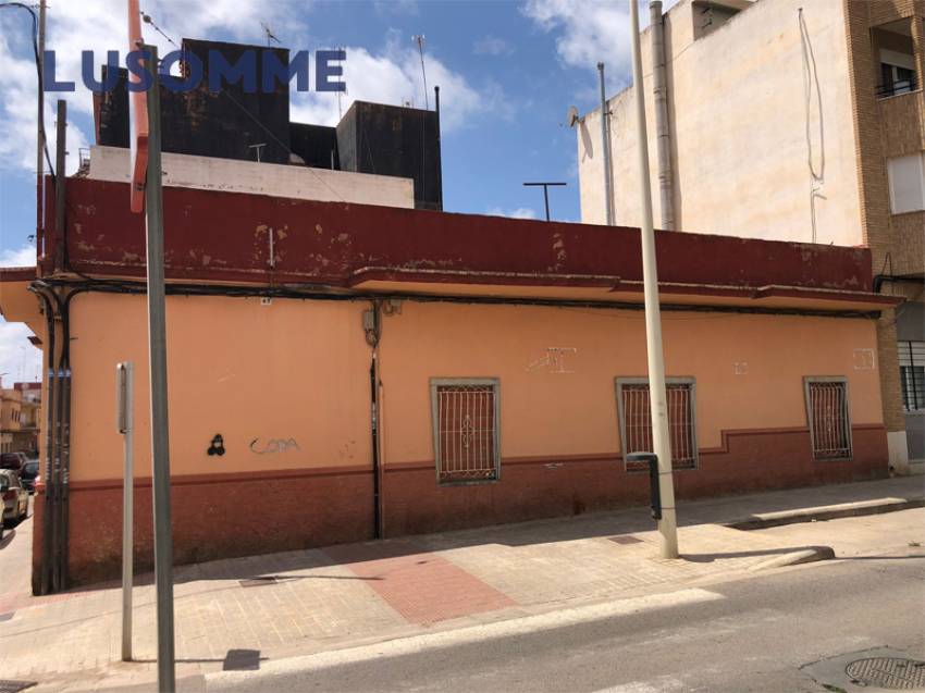 Descripción 429 - Local comercial actualmente en desuso, para poder edificar. 
Ideal para apartamentos de estudiantes.

Dispone de 174 m² construidos par