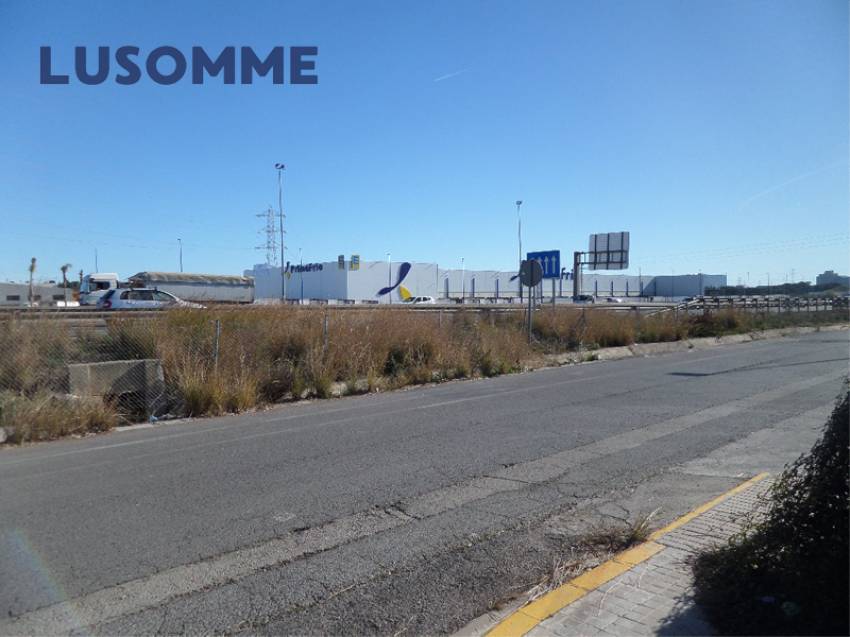 Descripción 441 - URBANO NO RESIDENCIAL.
Parcelas para hostales, hoteles y naves. 

Se venden parcelas urbanas consolidadas de uso terciario.
Desde 84.00