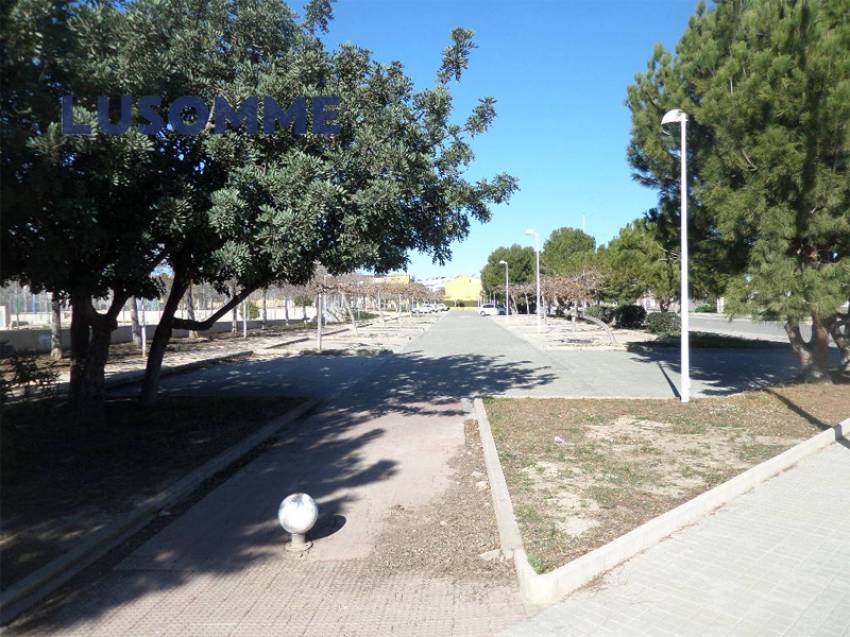 Descripción 470 - URBANO NO RESIDENCIAL.
Parcelas para hostales, hoteles y naves. 

Se venden parcelas urbanas consolidadas de uso terciario.
Desde 84.00