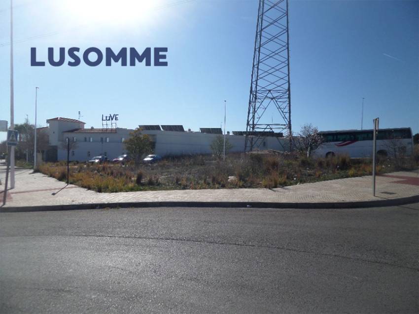 Descripción 470 - URBANO NO RESIDENCIAL.
Parcelas para hostales, hoteles y naves. 

Se venden parcelas urbanas consolidadas de uso terciario.
Desde 84.00