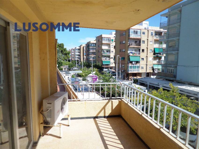 Descripción 472 - Sin comisión inmobiliaria.
Piso en venta en Carrer Caravel-les, La Pobla de Farnals.

Vivienda en primer piso, en edificio de 1975 con 