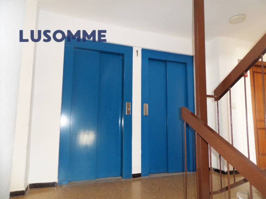 Descripción 472 - Sin comisión inmobiliaria.
Piso en venta en Carrer Caravel-les, La Pobla de Farnals.

Vivienda en primer piso, en edificio de 1975 con 