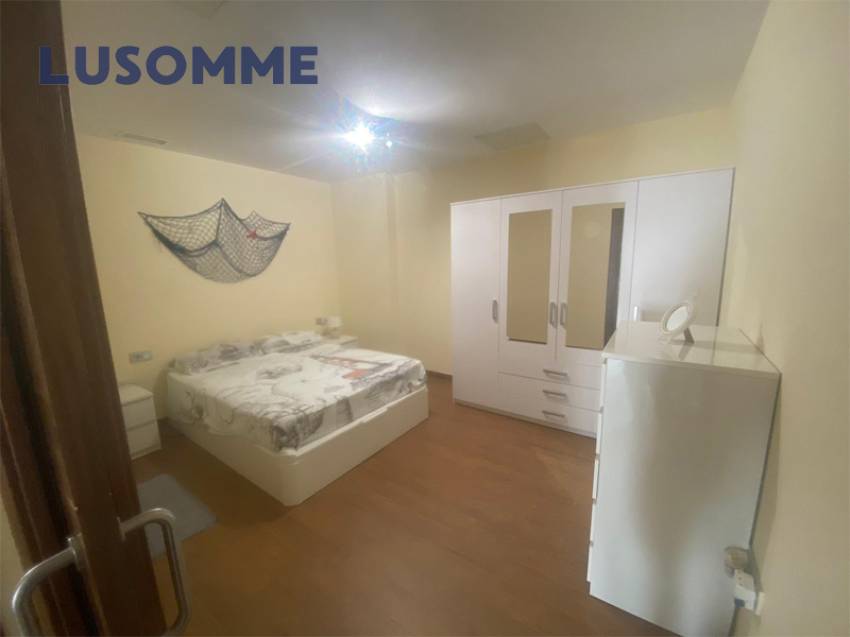 Descripción 487 - Bajo vivienda en El Perellonet, en calle Escotilla. 
A 22 km de Valencia.

Situado a pie de calle en edificio construido en 1960.

Dis