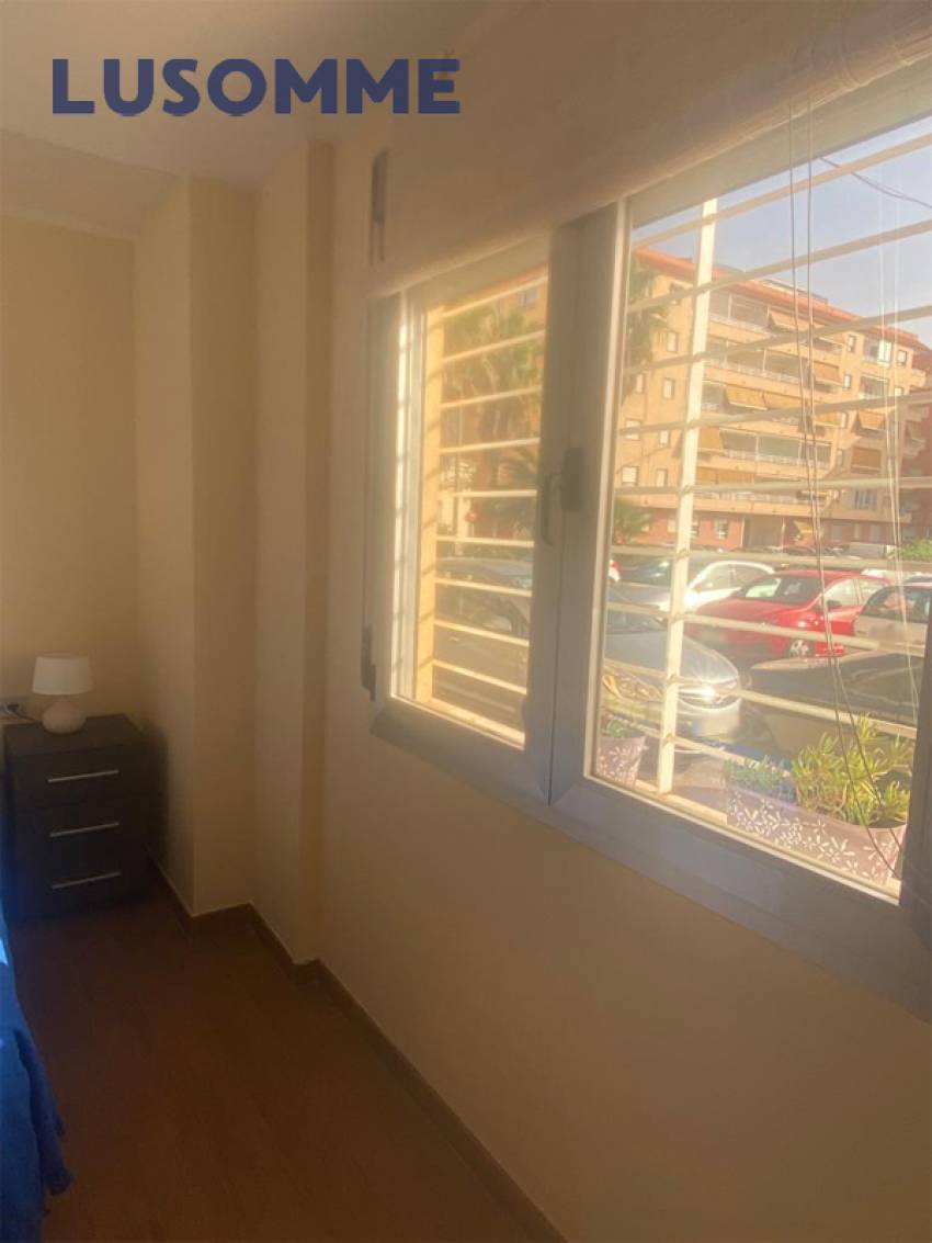 Descripción 487 - Bajo vivienda en El Perellonet, en calle Escotilla. 
A 22 km de Valencia.

Situado a pie de calle en edificio construido en 1960.

Dis