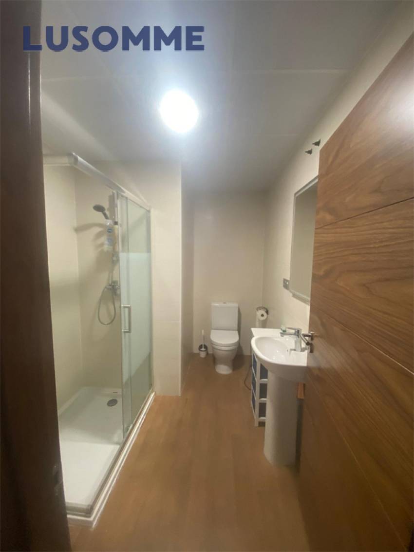 Descripción 487 - Bajo vivienda en El Perellonet, en calle Escotilla. 
A 22 km de Valencia.

Situado a pie de calle en edificio construido en 1960.

Dis