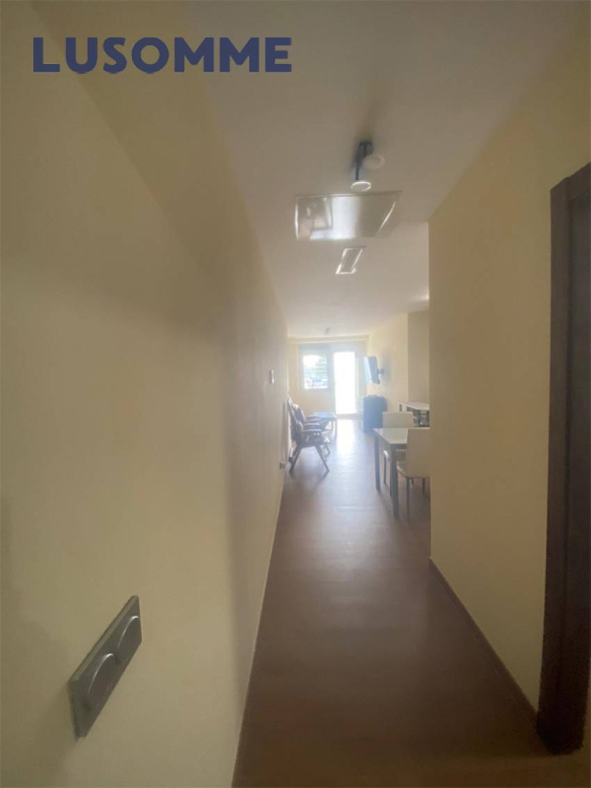 Descripción 487 - Bajo vivienda en El Perellonet, en calle Escotilla. 
A 22 km de Valencia.

Situado a pie de calle en edificio construido en 1960.

Dis