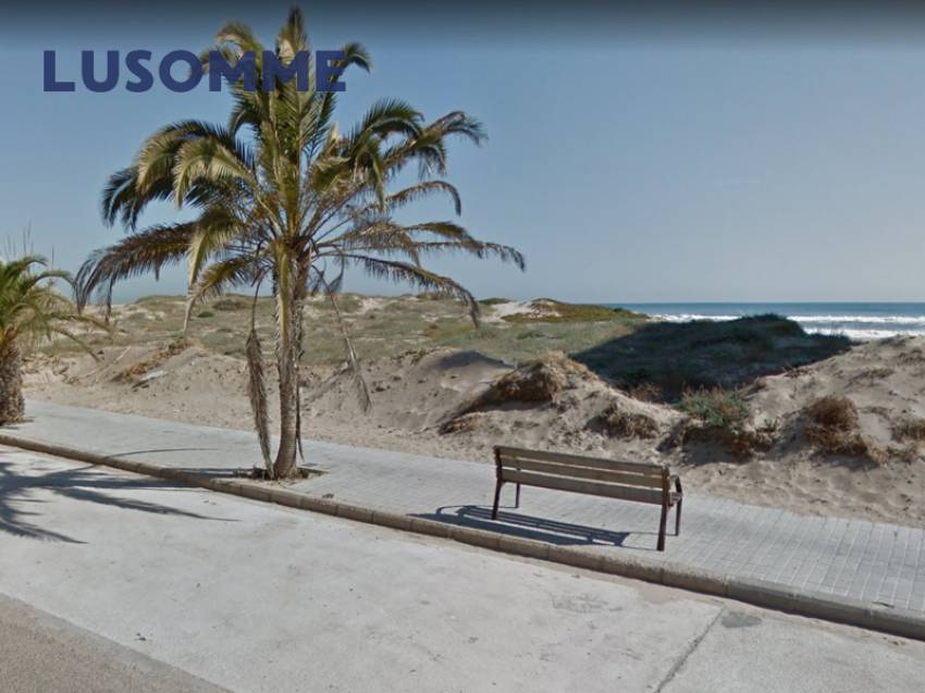 Descripción 487 - Bajo vivienda en El Perellonet, en calle Escotilla. 
A 22 km de Valencia.

Situado a pie de calle en edificio construido en 1960.

Dis