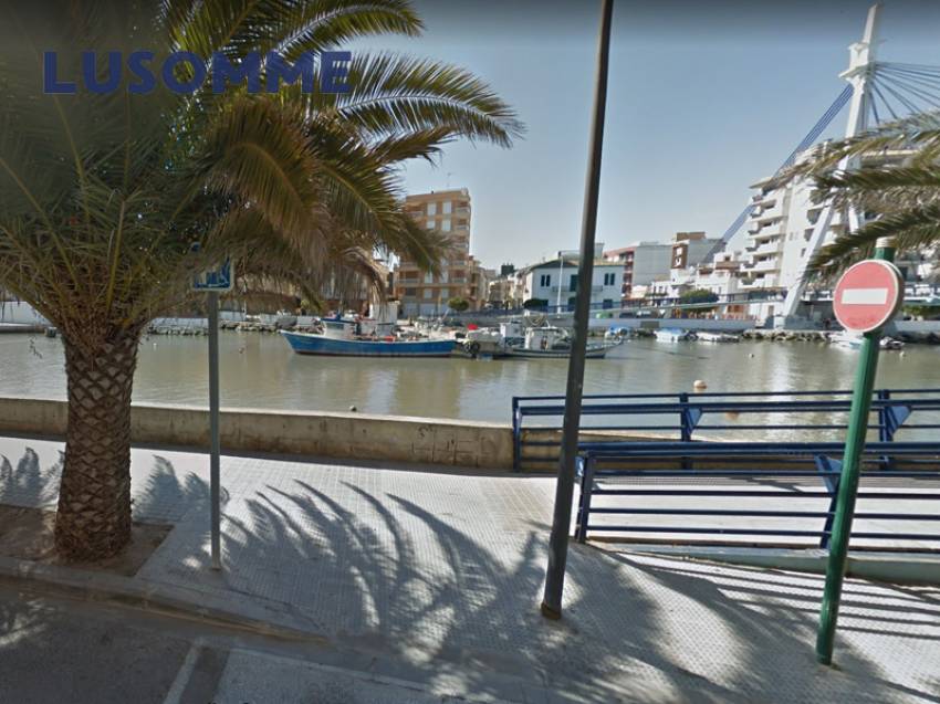 Descripción 487 - Bajo vivienda en El Perellonet, en calle Escotilla. 
A 22 km de Valencia.

Situado a pie de calle en edificio construido en 1960.

Dis