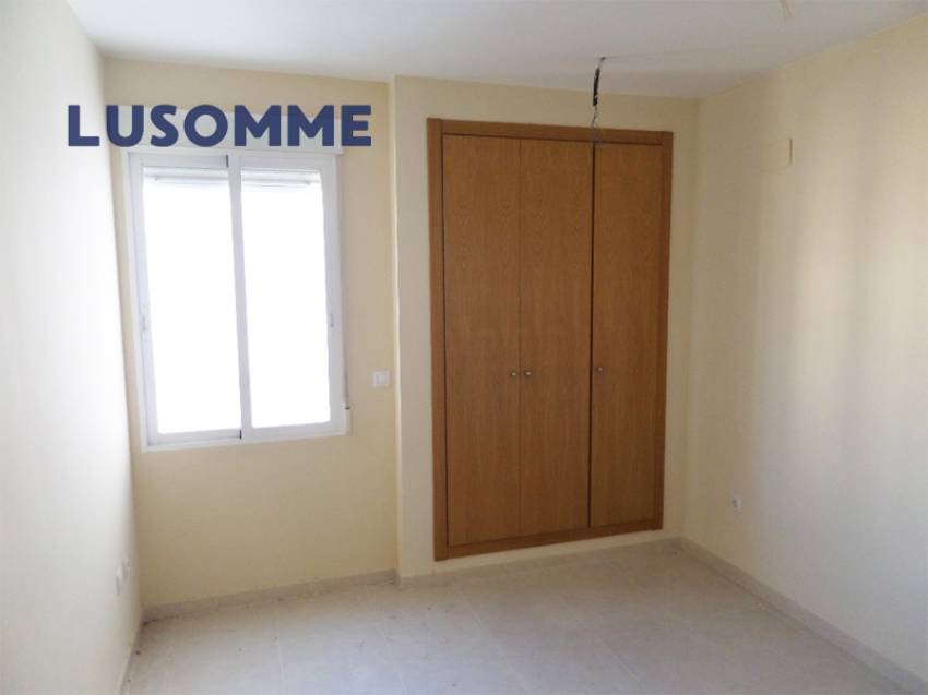 Descripción 489 - Piso en venta carrer Xúquer, Carlet.

Vivienda en tercera planta, en edificio de 2009 con ascensor.

Piso de 113 m² construidos.
Dis