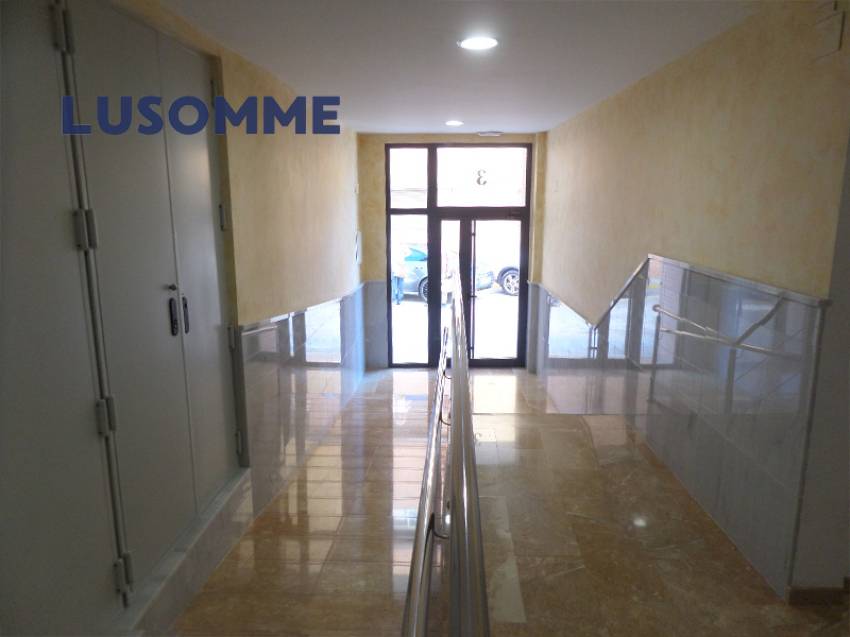 Descripción 489 - Piso en venta carrer Xúquer, Carlet.

Vivienda en tercera planta, en edificio de 2009 con ascensor.

Piso de 113 m² construidos.
Dis