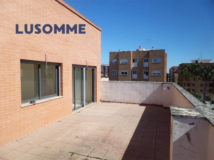 Descripción 490 - Ático con terraza en venta carrer Xúquer, Carlet.

Vivienda en cuarta planta, en edificio de 2009 con ascensor.

Ático de 92 m² con