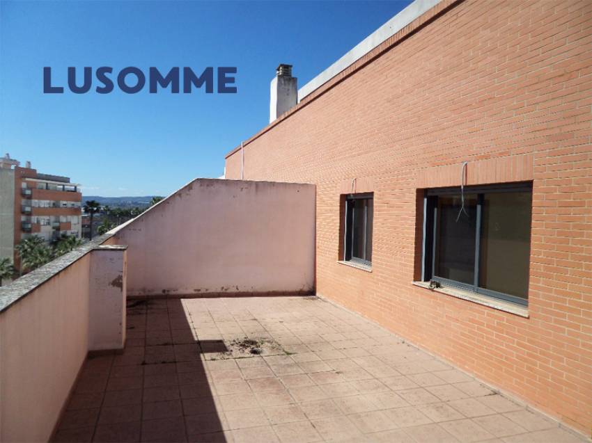 Descripción 490 - Ático con terraza en venta carrer Xúquer, Carlet.

Vivienda en cuarta planta, en edificio de 2009 con ascensor.

Ático de 92 m² con
