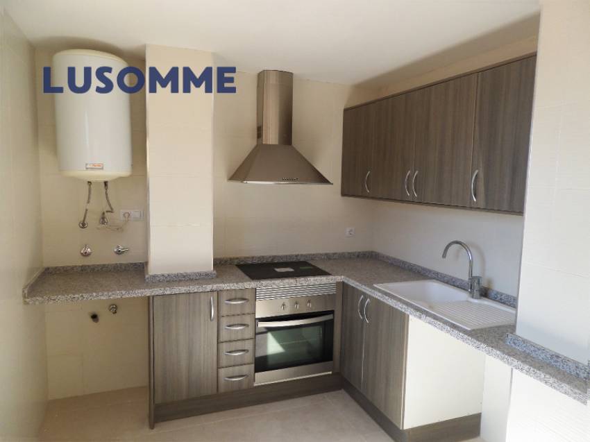 Descripción 490 - Ático con terraza en venta carrer Xúquer, Carlet.

Vivienda en cuarta planta, en edificio de 2009 con ascensor.

Ático de 92 m² con