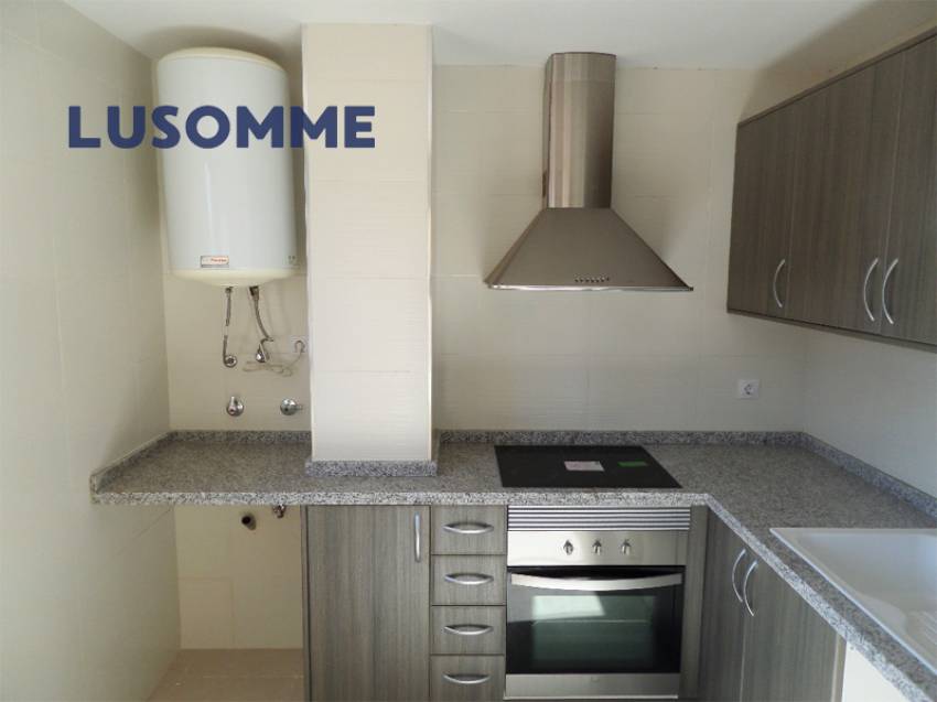 Descripción 490 - Ático con terraza en venta carrer Xúquer, Carlet.

Vivienda en cuarta planta, en edificio de 2009 con ascensor.

Ático de 92 m² con