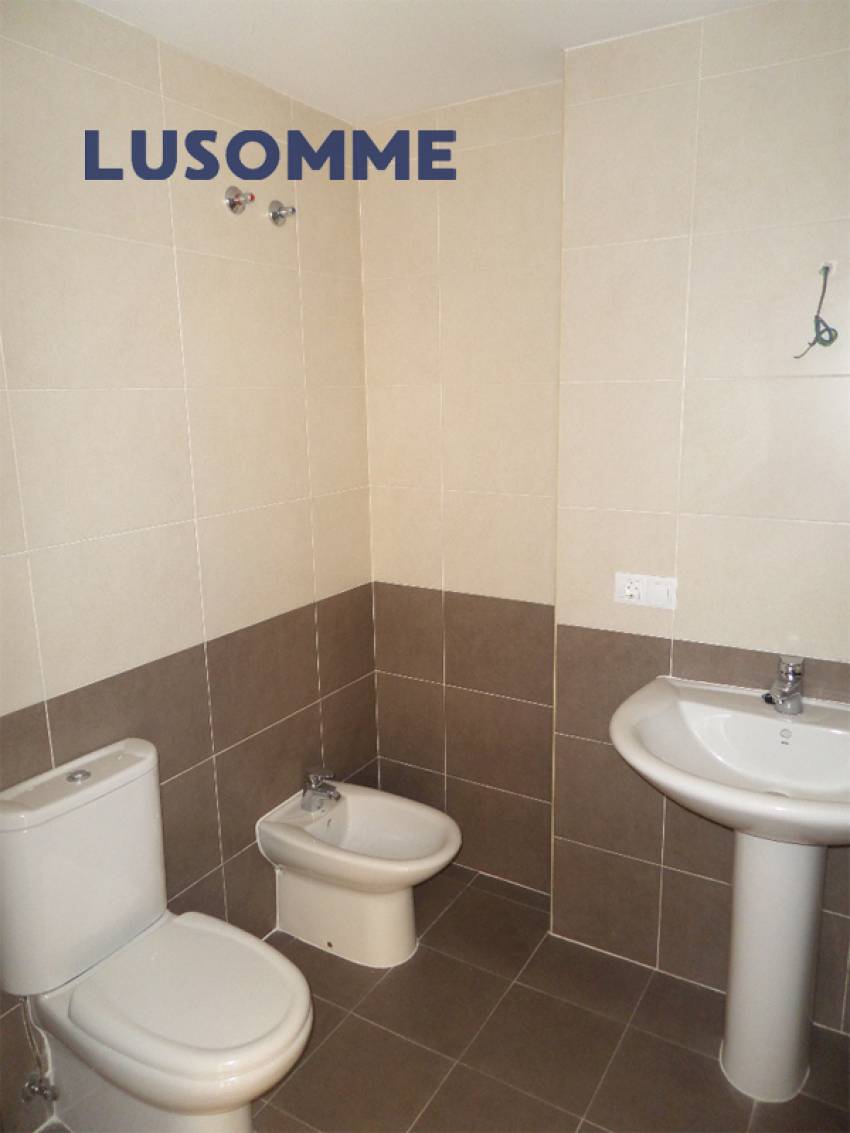 Descripción 490 - Ático con terraza en venta carrer Xúquer, Carlet.

Vivienda en cuarta planta, en edificio de 2009 con ascensor.

Ático de 92 m² con