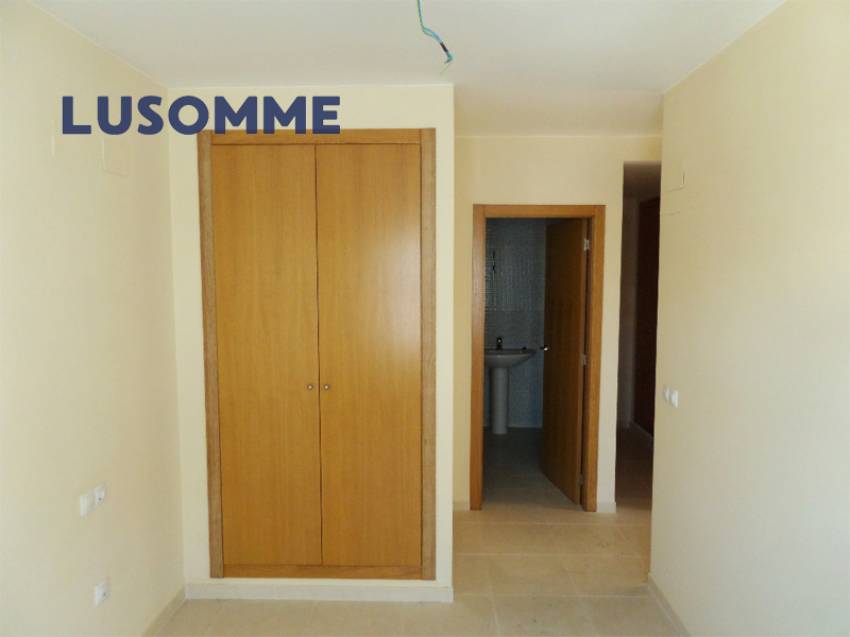 Descripción 490 - Ático con terraza en venta carrer Xúquer, Carlet.

Vivienda en cuarta planta, en edificio de 2009 con ascensor.

Ático de 92 m² con