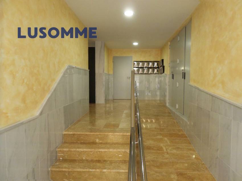 Descripción 490 - Ático con terraza en venta carrer Xúquer, Carlet.

Vivienda en cuarta planta, en edificio de 2009 con ascensor.

Ático de 92 m² con