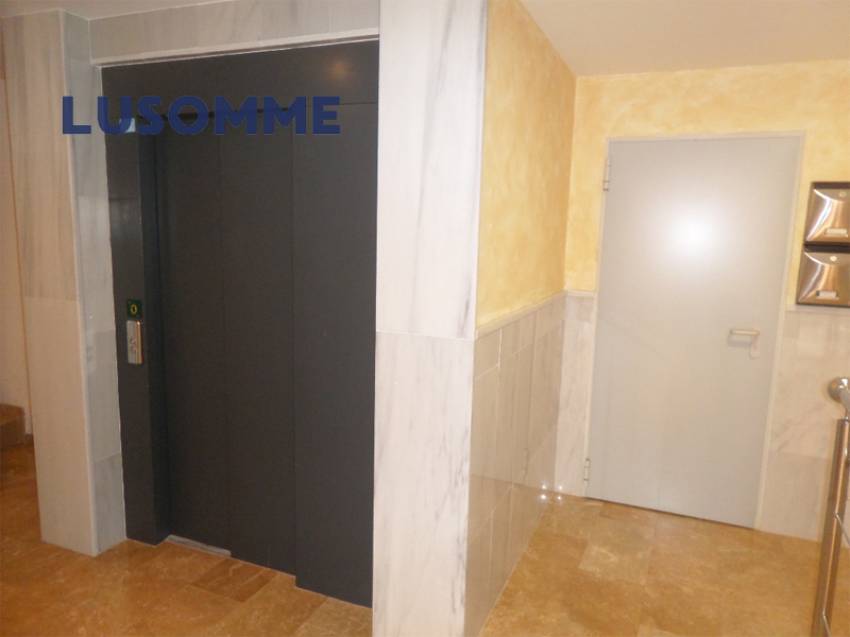 Descripción 490 - Ático con terraza en venta carrer Xúquer, Carlet.

Vivienda en cuarta planta, en edificio de 2009 con ascensor.

Ático de 92 m² con