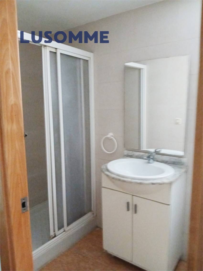 Descripción 491 - Piso en Calle Padre Viñas.
Junto a la estación de tranvía Sant Miquel dels Reis y Orriols (línea 6).

Dispone de 60 m² construidos 