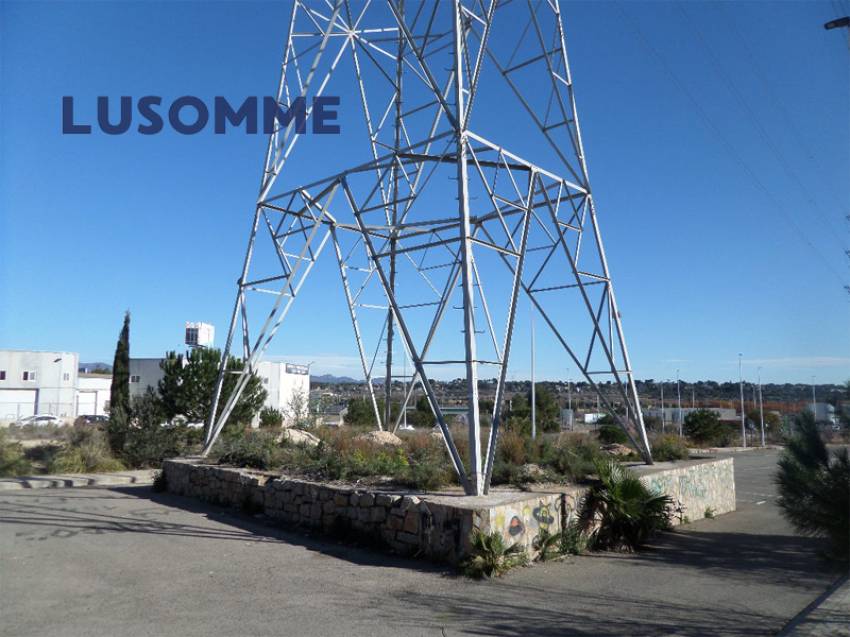 Descripción 492 - URBANO NO RESIDENCIAL.
Parcelas para hostales, hoteles y naves. 

Se venden parcelas urbanas consolidadas de uso terciario.
Desde 84.00