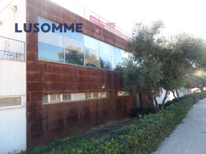 Descripción 492 - URBANO NO RESIDENCIAL.
Parcelas para hostales, hoteles y naves. 

Se venden parcelas urbanas consolidadas de uso terciario.
Desde 84.00