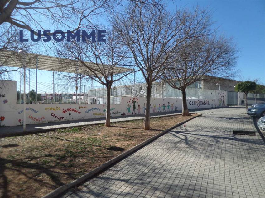 Descripción 492 - URBANO NO RESIDENCIAL.
Parcelas para hostales, hoteles y naves. 

Se venden parcelas urbanas consolidadas de uso terciario.
Desde 84.00