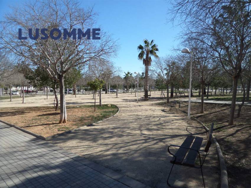 Descripción 492 - URBANO NO RESIDENCIAL.
Parcelas para hostales, hoteles y naves. 

Se venden parcelas urbanas consolidadas de uso terciario.
Desde 84.00