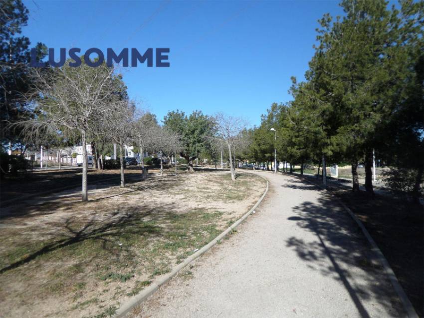 Descripción 492 - URBANO NO RESIDENCIAL.
Parcelas para hostales, hoteles y naves. 

Se venden parcelas urbanas consolidadas de uso terciario.
Desde 84.00