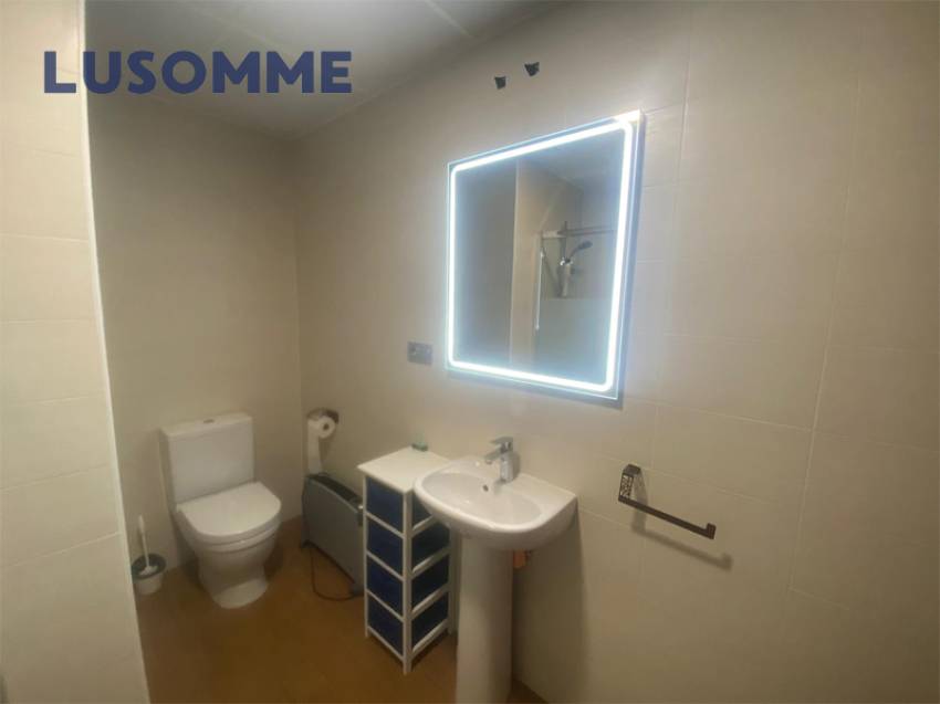 Descripción 493 - Local en venta en calle Escotilla, en El Perellonet.
A 22 km de Valencia.

Situado a pie de calle en edificio construido en 1960.

Loc