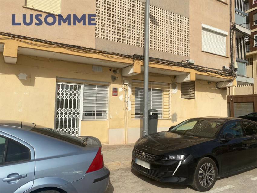 Descripción 493 - Local en venta en calle Escotilla, en El Perellonet.
A 22 km de Valencia.

Situado a pie de calle en edificio construido en 1960.

Loc