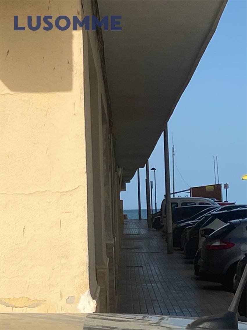 Descripción 493 - Local en venta en calle Escotilla, en El Perellonet.
A 22 km de Valencia.

Situado a pie de calle en edificio construido en 1960.

Loc