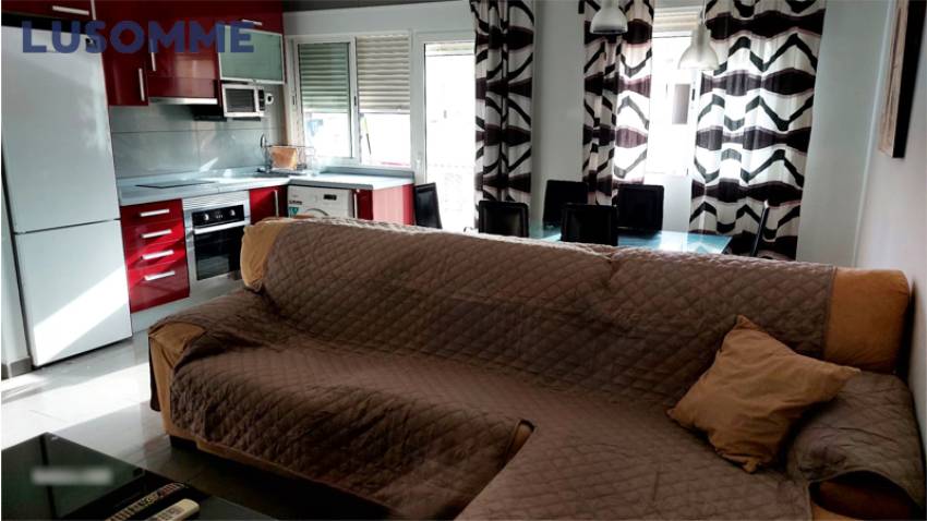 Descripción 494 - Piso en alquiler en Av. Malvarrosa, junto a la playa y cercana al campus universitario.

Vivienda reformada en tercera planta, en edifici