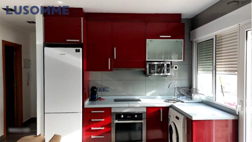 Descripción 494 - Piso en alquiler en Av. Malvarrosa, junto a la playa y cercana al campus universitario.

Vivienda reformada en tercera planta, en edifici