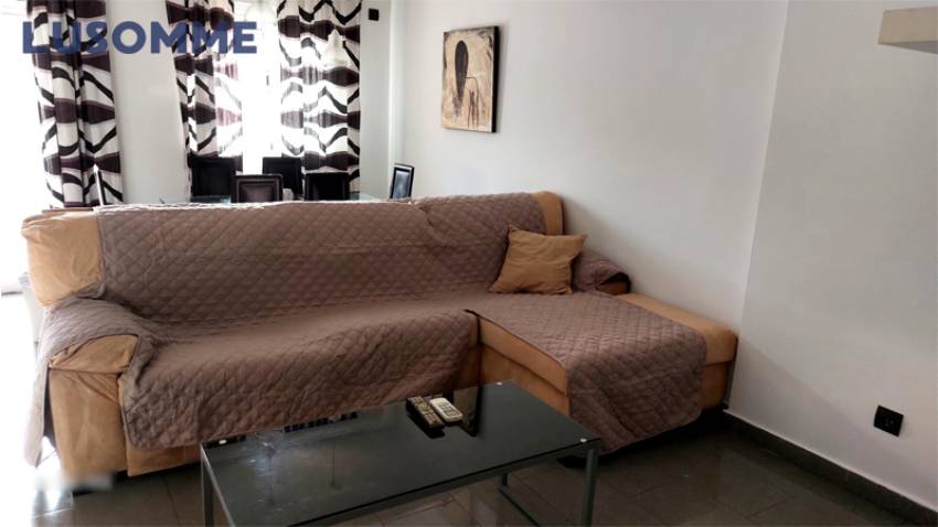 Descripción 494 - Piso en alquiler en Av. Malvarrosa, junto a la playa y cercana al campus universitario.

Vivienda reformada en tercera planta, en edifici