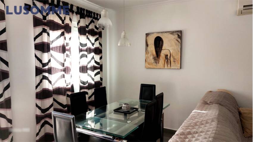 Descripción 494 - Piso en alquiler en Av. Malvarrosa, junto a la playa y cercana al campus universitario.

Vivienda reformada en tercera planta, en edifici