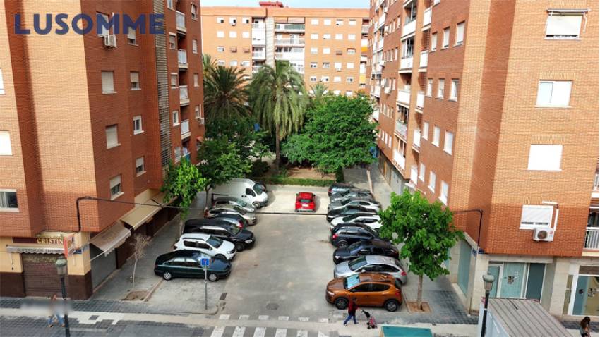 Descripción 494 - Piso en alquiler en Av. Malvarrosa, junto a la playa y cercana al campus universitario.

Vivienda reformada en tercera planta, en edifici