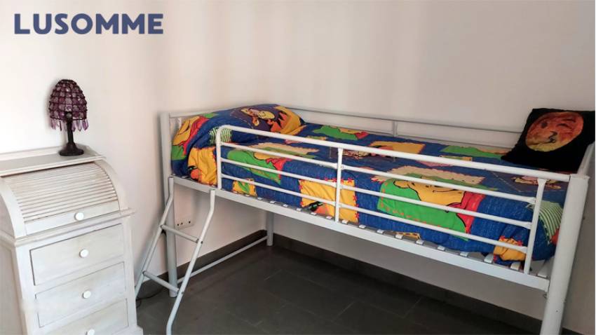 Descripción 494 - Piso en alquiler en Av. Malvarrosa, junto a la playa y cercana al campus universitario.

Vivienda reformada en tercera planta, en edifici