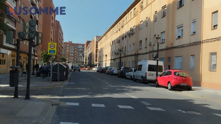 Descripción 494 - Piso en alquiler en Av. Malvarrosa, junto a la playa y cercana al campus universitario.

Vivienda reformada en tercera planta, en edifici