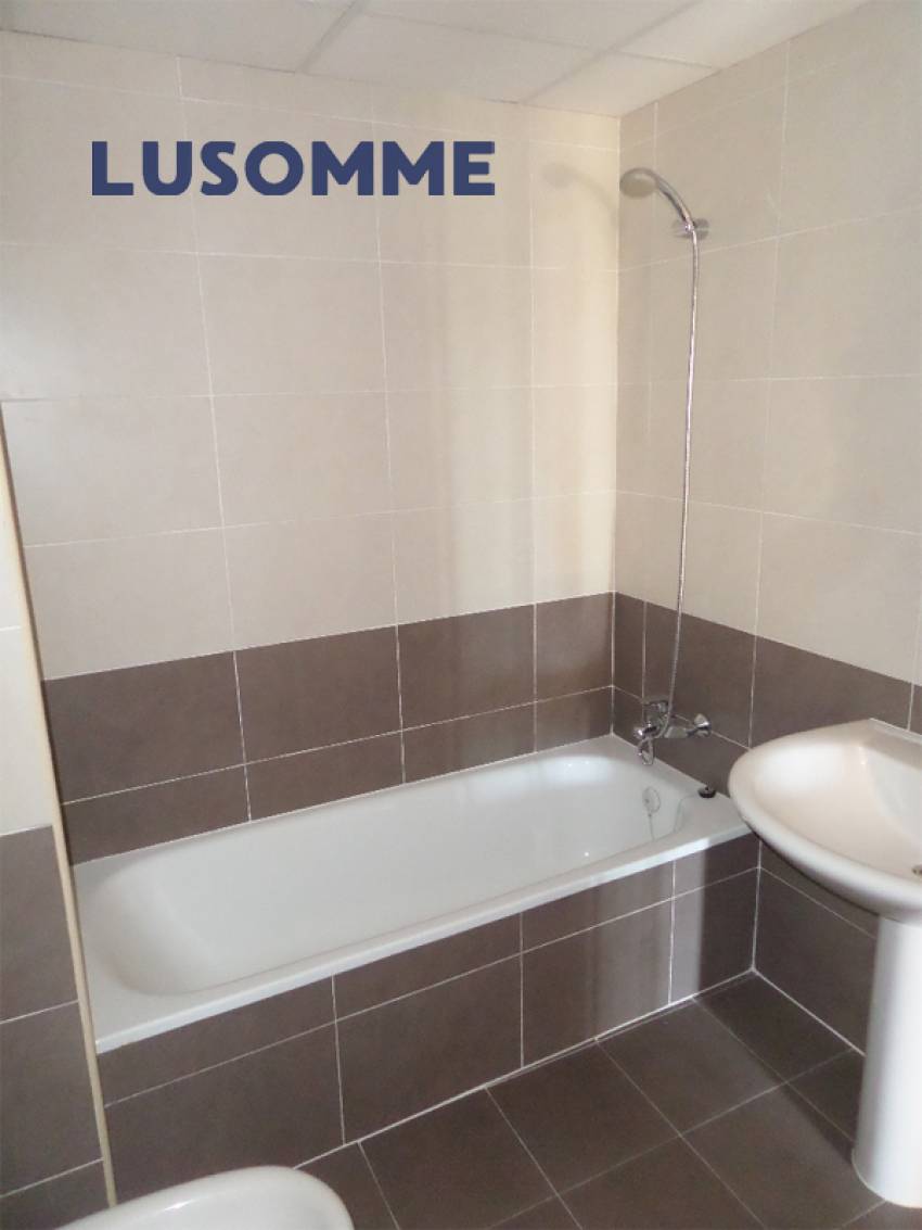 Descripción 503 - Vivienda a estrenar, construida en 2009.
Piso en venta carrer Xúquer, Carlet.

Vivienda en tercera planta con ascensor.

Piso de 113 